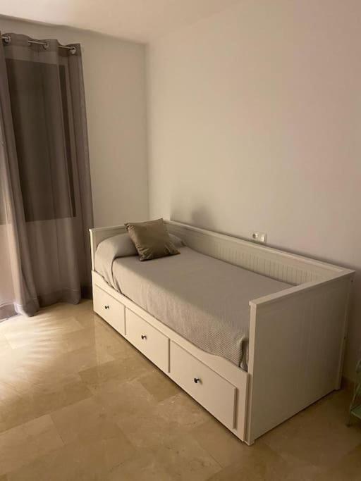 Central Estepona 3 Bed Apt With Pool And Parking Exterior foto